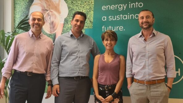 Gruppenfoto vor Schriftzug „Putting all our energy into a sustainable future”